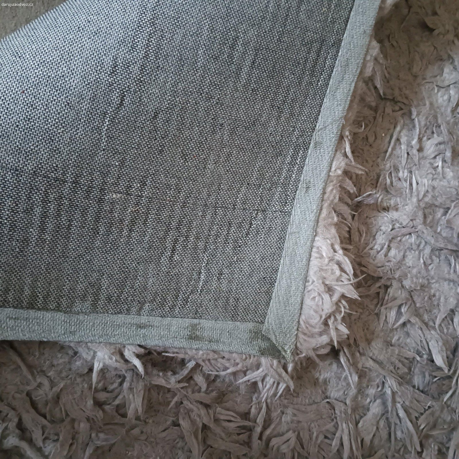 Sešlapaný koberec. Daruji koberec 120x170cm, původně a dlouhými chlupy (umělé vlákno), sešlapaný. Třeba by se jako materiál někomu na něco hodil (možná pelech pro zvíře?).