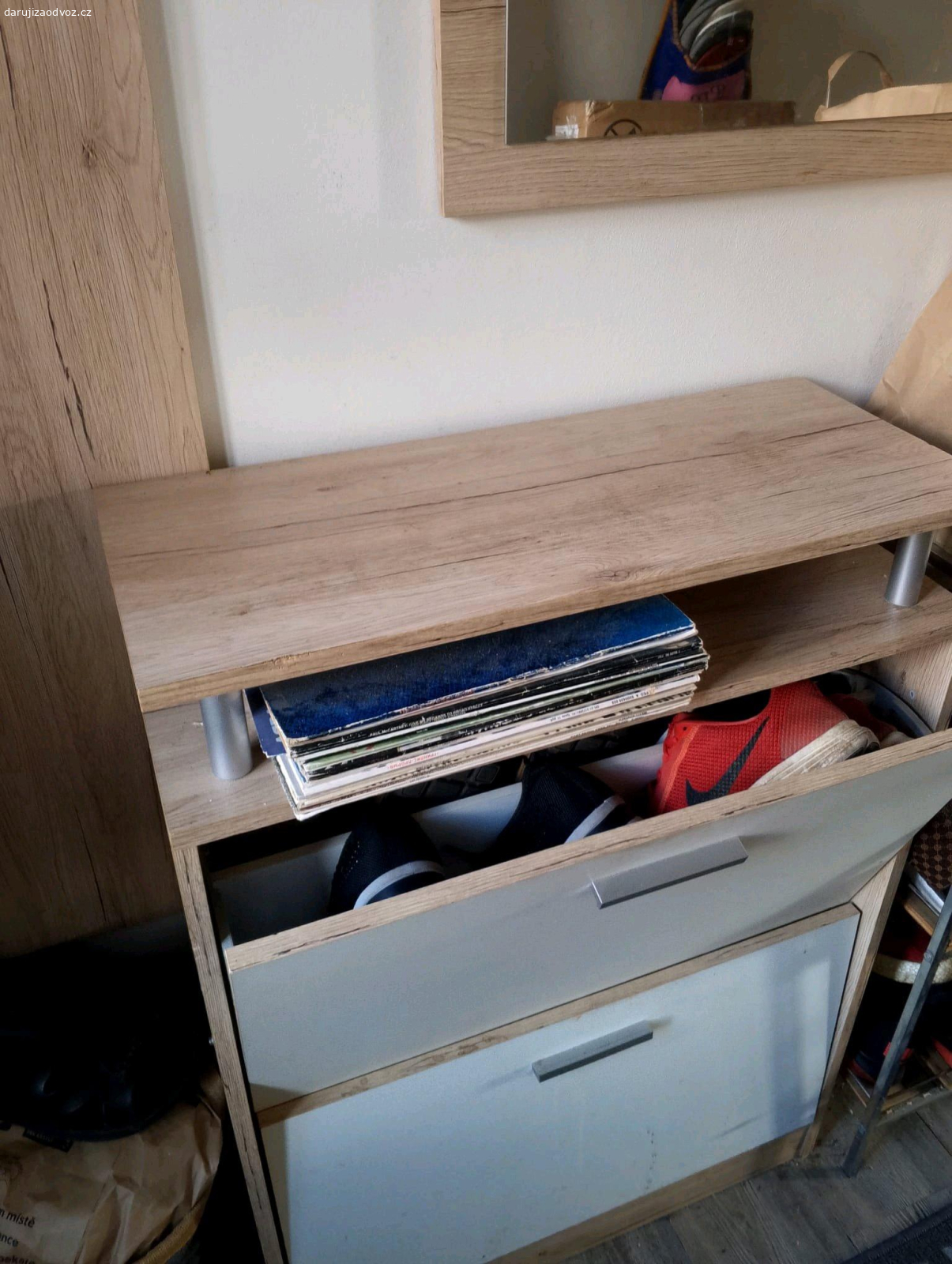 sestava do chodby. zrcadlo,věšák a botník. Daruji za odvoz. Lahvinka nezarmoutì.