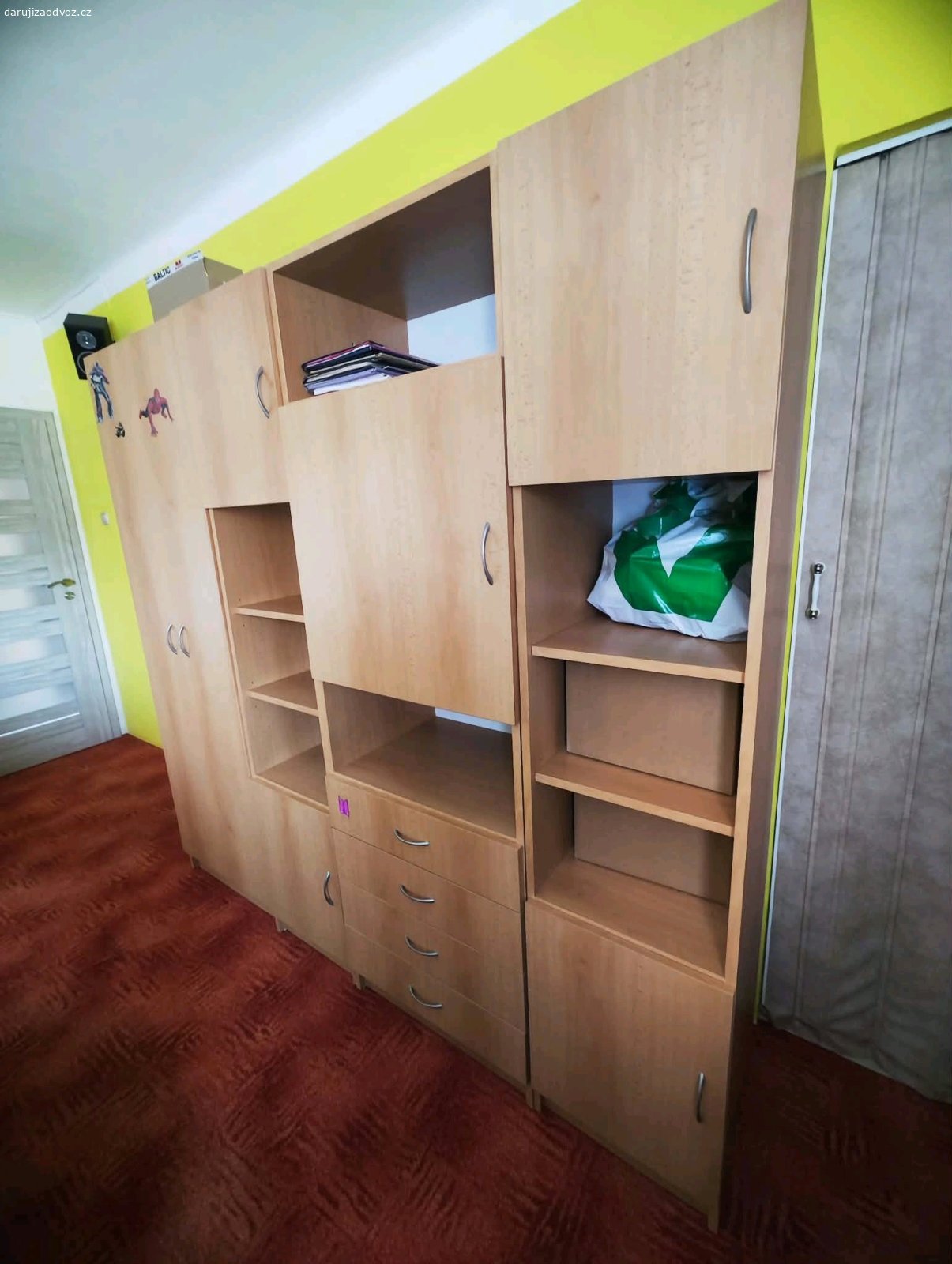 Sestava nábytku z dětského pokoje. Skládá se ze 4 kusů, lze sestavit různě.V 192cm, H 43cm, Š 200 cm.

Kontaktujte ideálně na WhatsApp, na tel . jsem zřídka k zastižení.