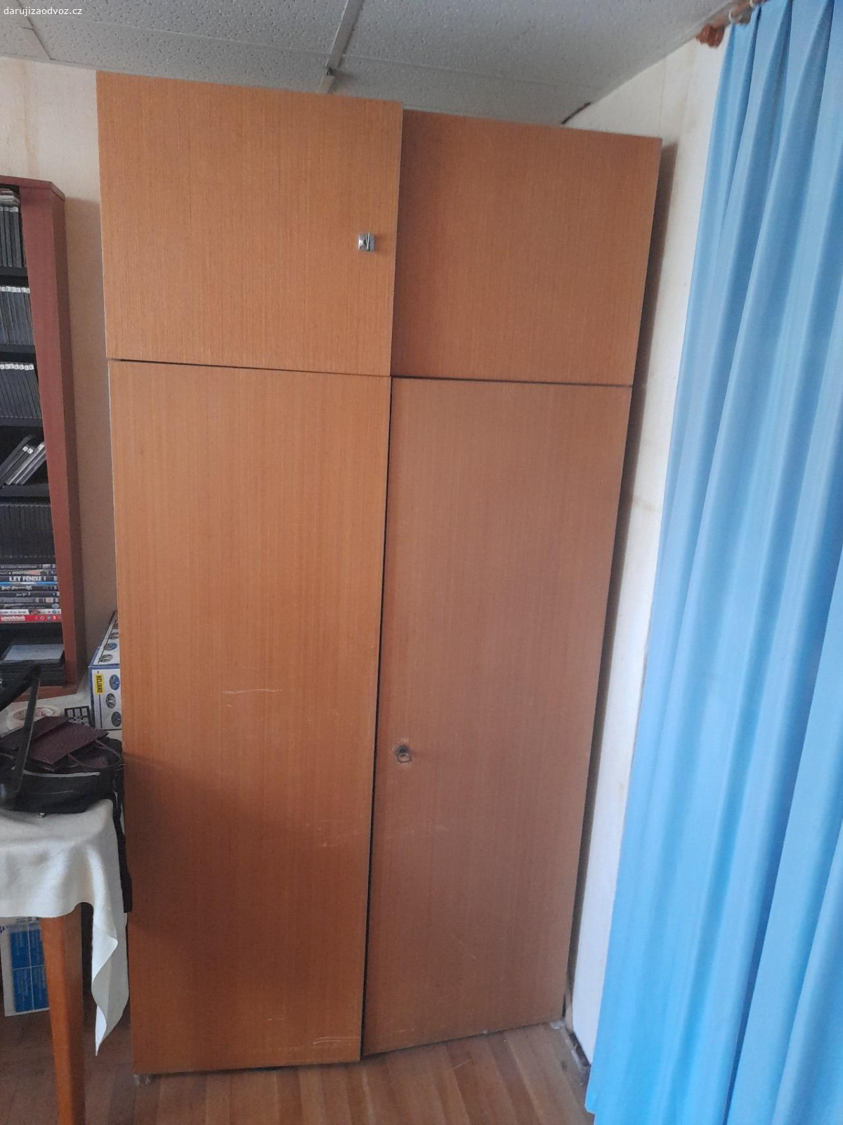 Sestava skříněk 60. leta. Sestava skříněk z cca 60. let . Obrázek 1: 2 skříňky 100x190x45 cm. Obrázek 2: 100x170x60 cm. Obrázek 3: 120x205x45cm. Obrázek 4: 100x200x65 cm. Skříně  nejsou stabilně smontované,  lze je libovolně kombinovat. Mozno přidat peřiňák