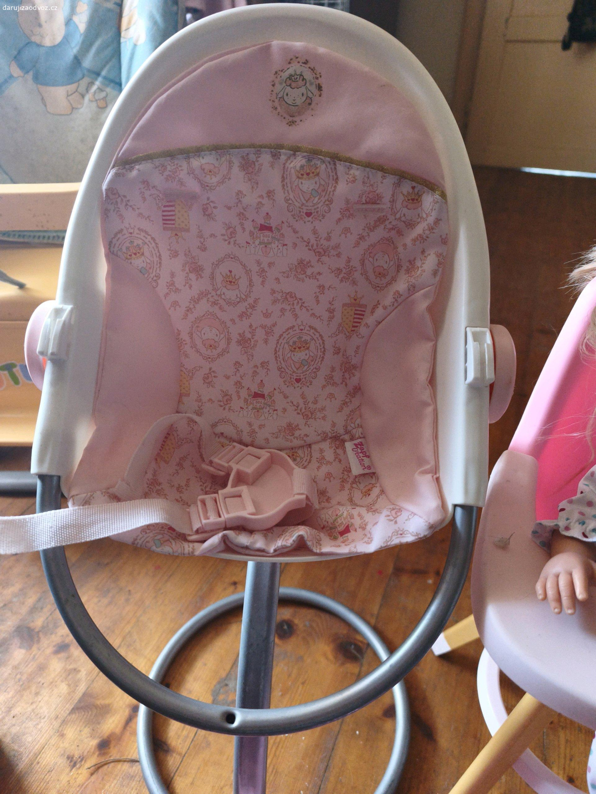 setík pro holčičky. kočárek, vanička , postýlka, nočník,2x jídelní židlička a panenka pro malou princeznu. u jedné židličky je potřeba přišít pásy už jsem tak koupila . Předání Koloděje nad Lužnicí nebo zítra Písek