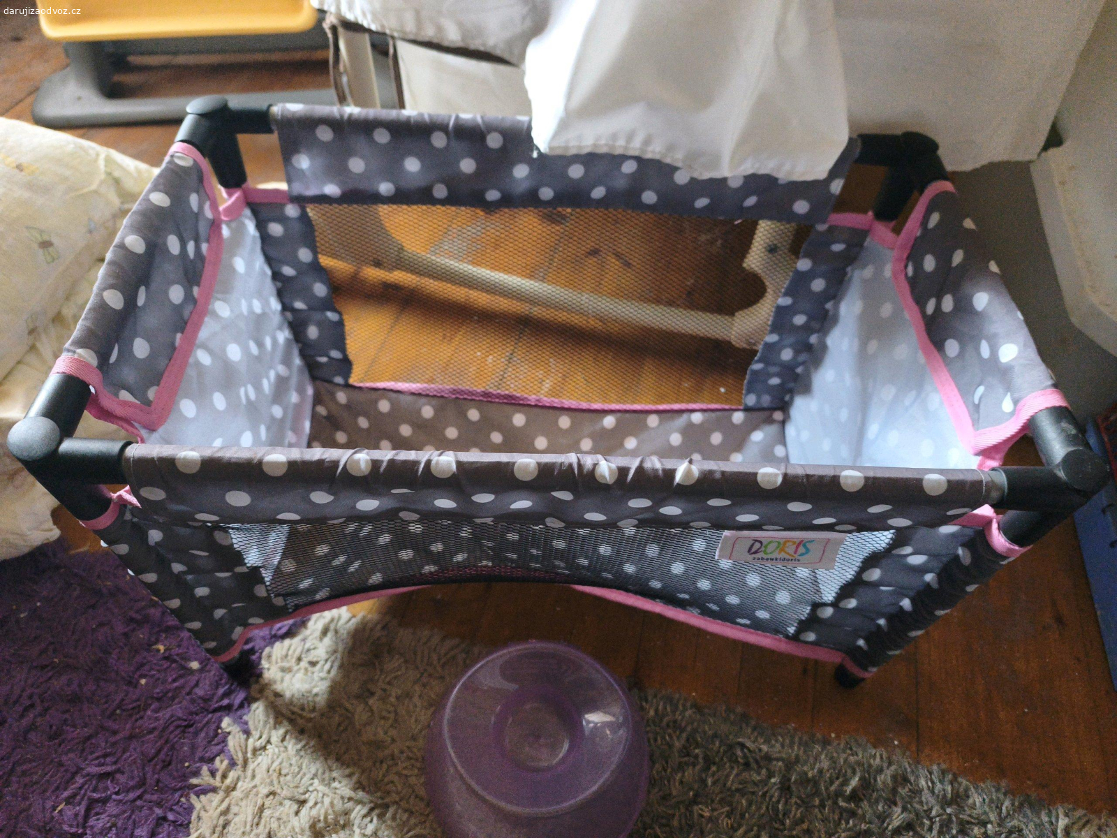 setík pro holčičky. kočárek, vanička , postýlka, nočník,2x jídelní židlička a panenka pro malou princeznu. u jedné židličky je potřeba přišít pásy už jsem tak koupila . Předání Koloděje nad Lužnicí nebo zítra Písek
