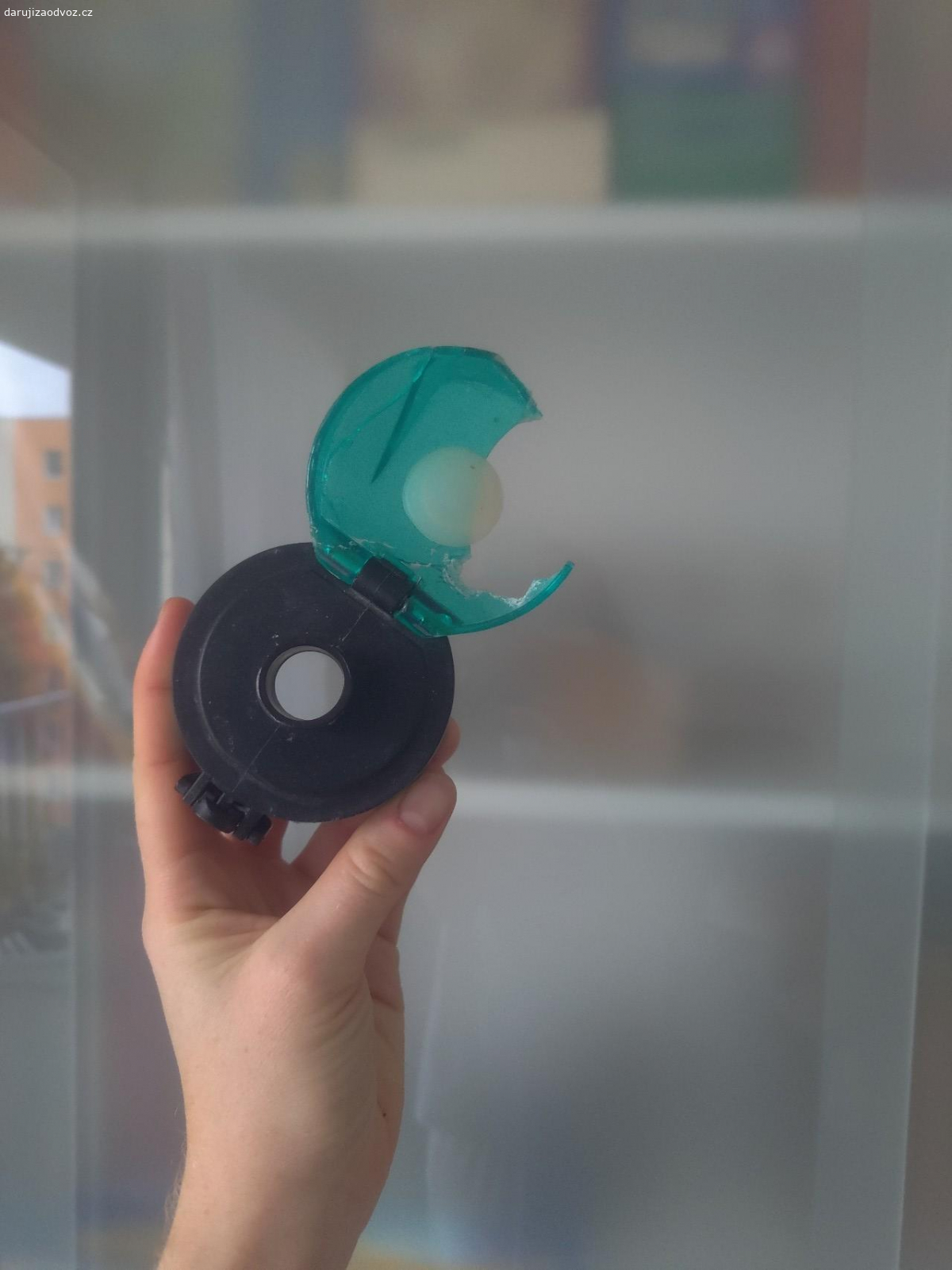 SHÁNÍM víčko k lahvi. Sháním náhradu za víčko, které se mi rozbilo. Průměr hrdla láhve je 6 cm. Neválí se někomu doma nevyužité? Kladno, Praha Veleslavín nebo si zaplatím zásilkovnu.