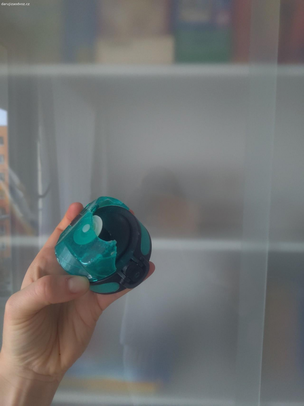 SHÁNÍM víčko k lahvi. Sháním náhradu za víčko, které se mi rozbilo. Průměr hrdla láhve je 6 cm. Neválí se někomu doma nevyužité? Kladno, Praha Veleslavín nebo si zaplatím zásilkovnu.