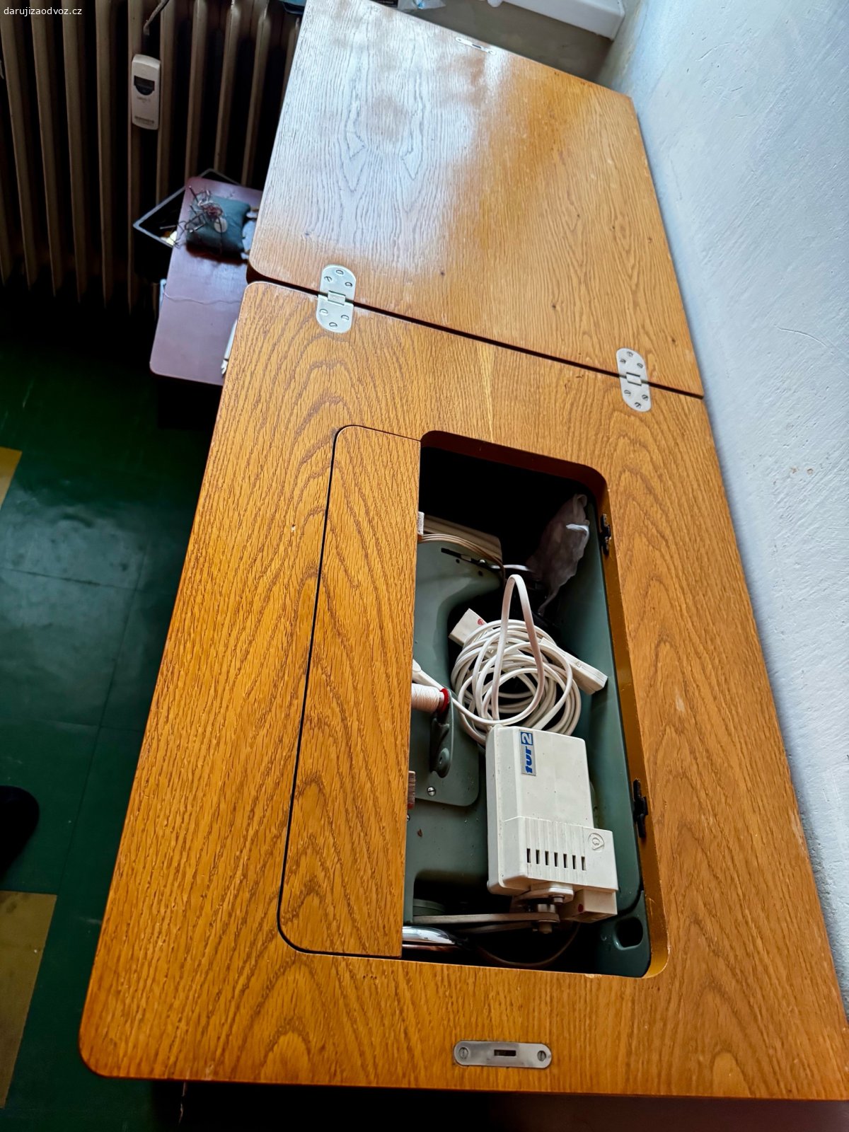 Šicí stroj Lada ve skříňce. Daruji za odvoz funkční retro šicí stroj Lada v původní dřevěné skříňce. Součástí je elektrický motor s pedálem, stroj se dá jednoduše vysunout do pracovní polohy a po použití opět schovat do skříňky.

Nábytek i stroj nesou známky stáří a používání (viz fotografie), horní deska by si zasloužila přebroušení nebo renovaci. Jinak je to poctivý kus, který ještě může dobře posloužit, nebo potěšit milovníka retro vybavení. Je vyzkoušen a šije. 

✔️ Součástí je:

* šicí stroj Lada
* originální dřevěná skříňka
* elektrický motor a pedál
* příslušenství patky a jehly
* originální návod