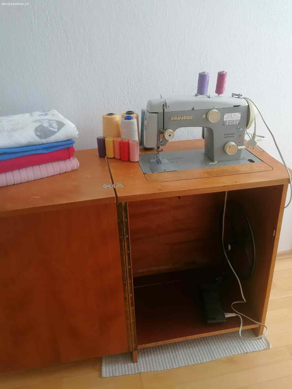 Šicí stroj Veritas. Daruji skříňový šicí stroj značky Veritas, včetně el. pohonu, příslušenství a manuálu. Funkční.