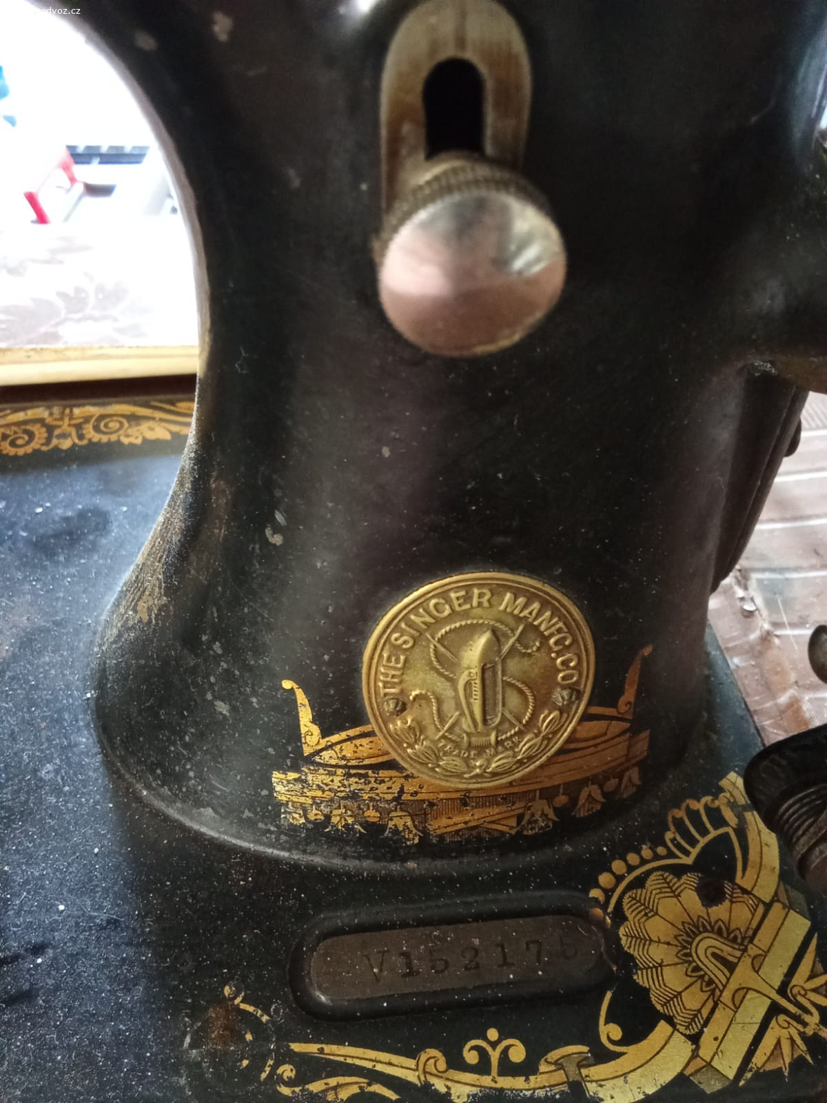 šicí stroj. stariší šicí stroj