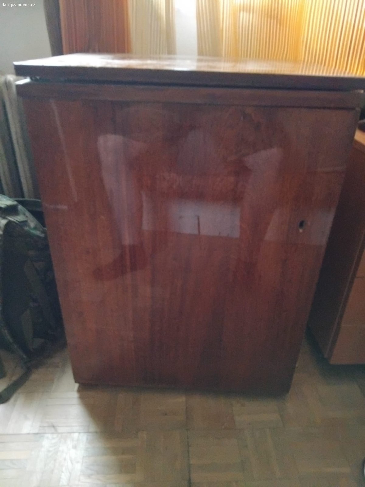 šicí stroj. Vymením za velikou čokoládu nebo ovoce po dohodě tento dá se říct ještě zachovalý šicí stroj. funkčnost nevíme,nešijem. je po babičce. možná klidně i pár piv.