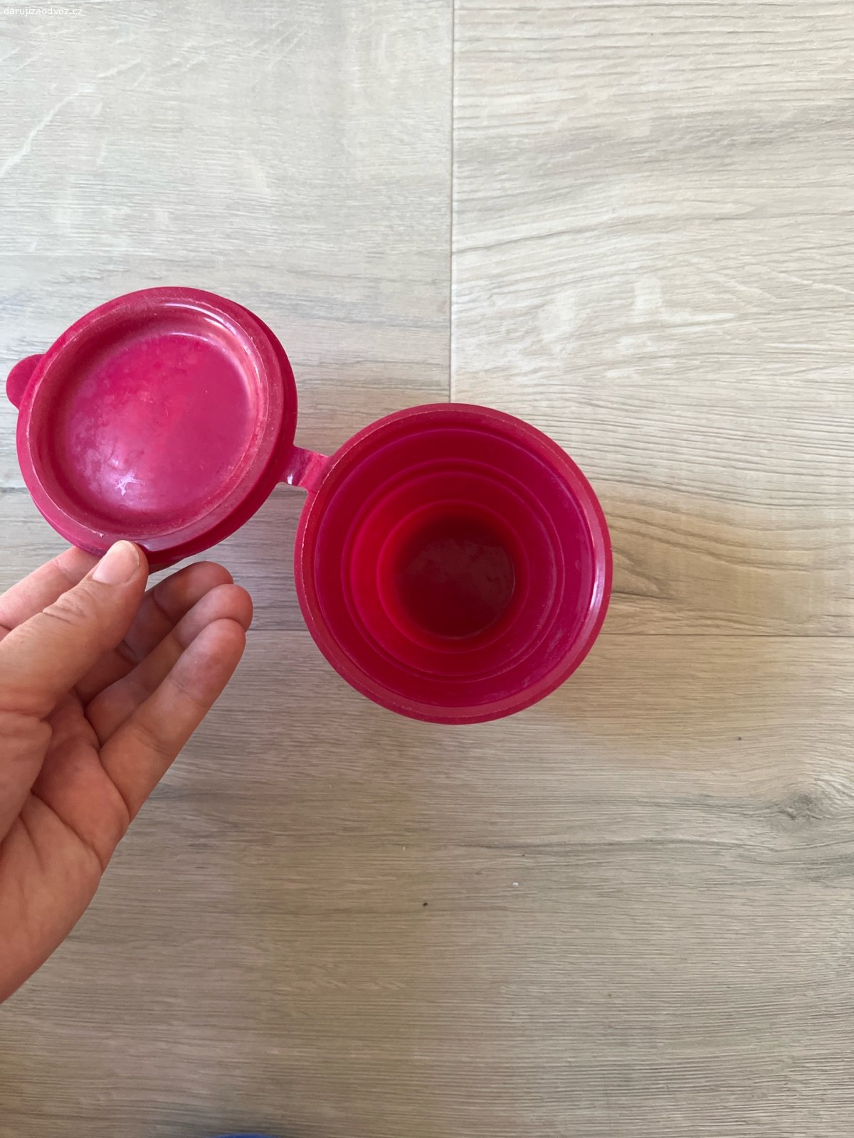 silikonovy pohárik. na dezinfekciu menstruacneho kalisku
skladací