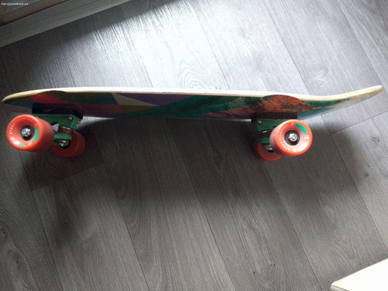 SKATEBOARD. ZAMLUVENO DO PONDĚLÍ Daruji Skateboard, délka 71 cm a šířka 21,5 cm. Předání na adrese na Praze 13, poblíž metra B stanice Luka.