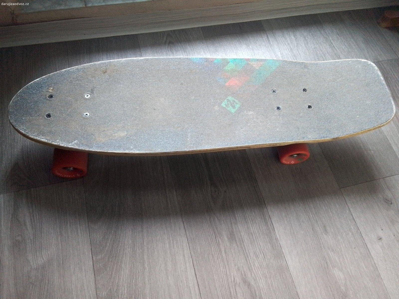 SKATEBOARD. ZAMLUVENO DO PONDĚLÍ Daruji Skateboard, délka 71 cm a šířka 21,5 cm. Předání na adrese na Praze 13, poblíž metra B stanice Luka.