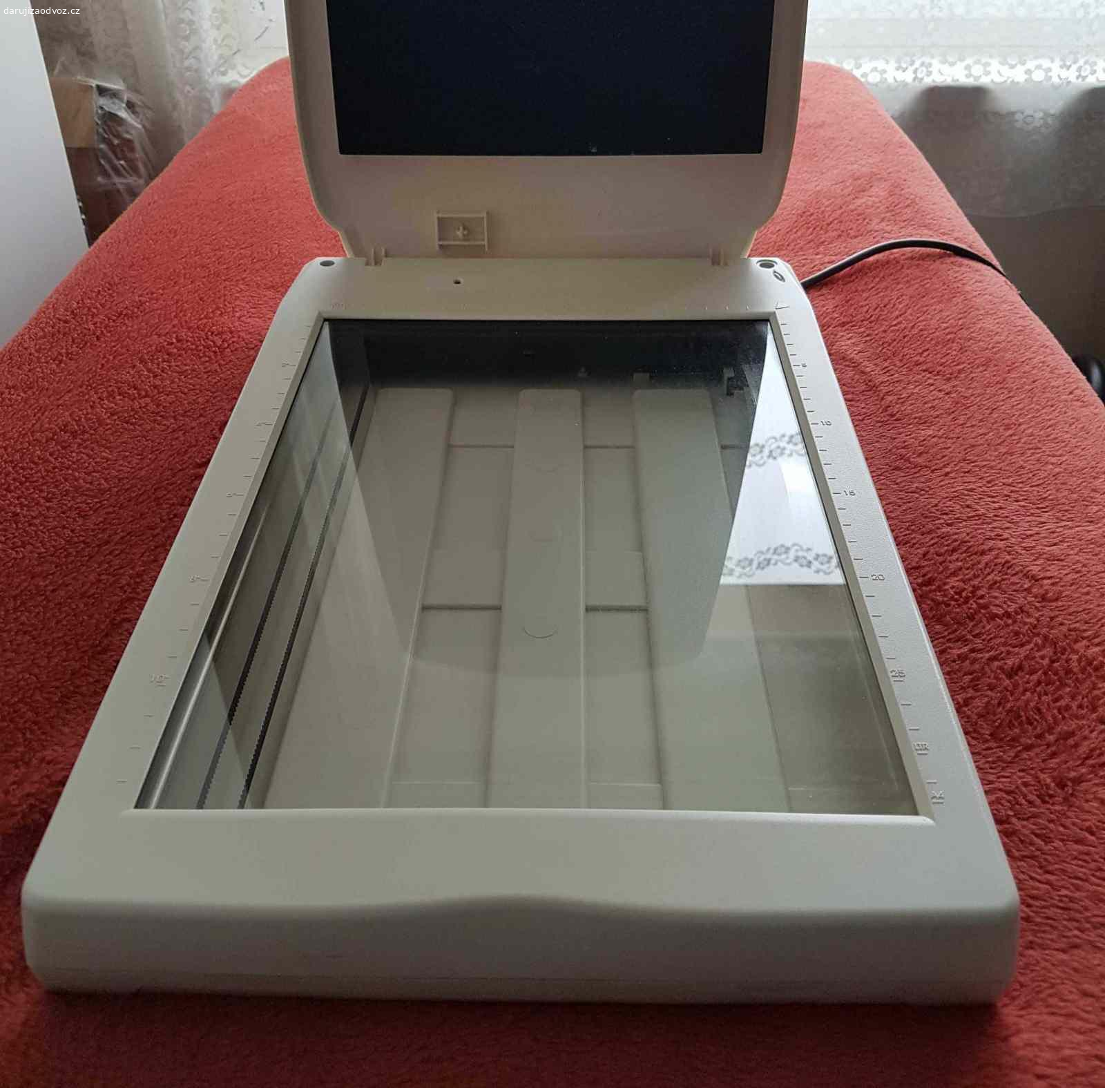 Skener / Scanner MUSTEK 1200 UB Plus. Daruju funkcni skener / scanner, starsi model. 

Pridam instalacni CD. Uzitecne tipy k instalaci - viz text na obrazku. 

Neposilam, jen osobni odber v Praze 17 (Repy) po predchozi dohode. Prosim napiste hned, kdy byste se mohli stavet na prevzeti, dekuju.