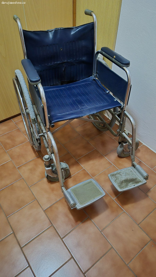 Skládací invalidní vozík za odvoz