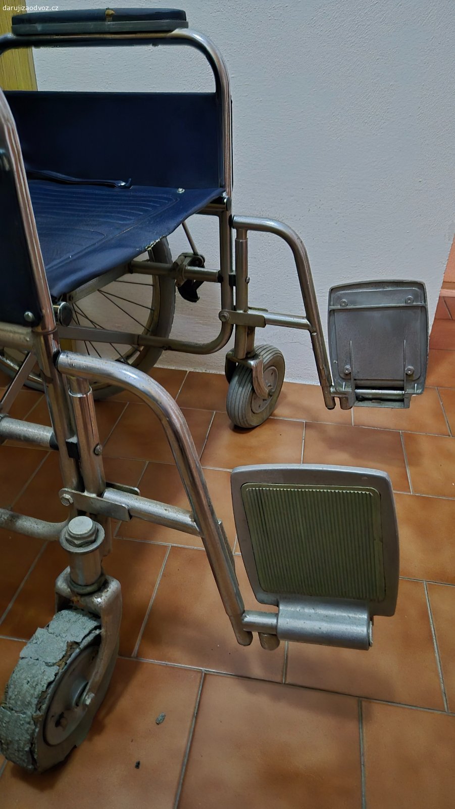 REZERVOVÁNO Skládací invalidní vozík za odvoz. Nálezový stav! (zpuchřelé pneu atd.)
Brzdy na obou stranách.
Šířka 70 cm, ve složeném stavu 30 cm.
Bez dopravy, pouze osobní předání v místě.