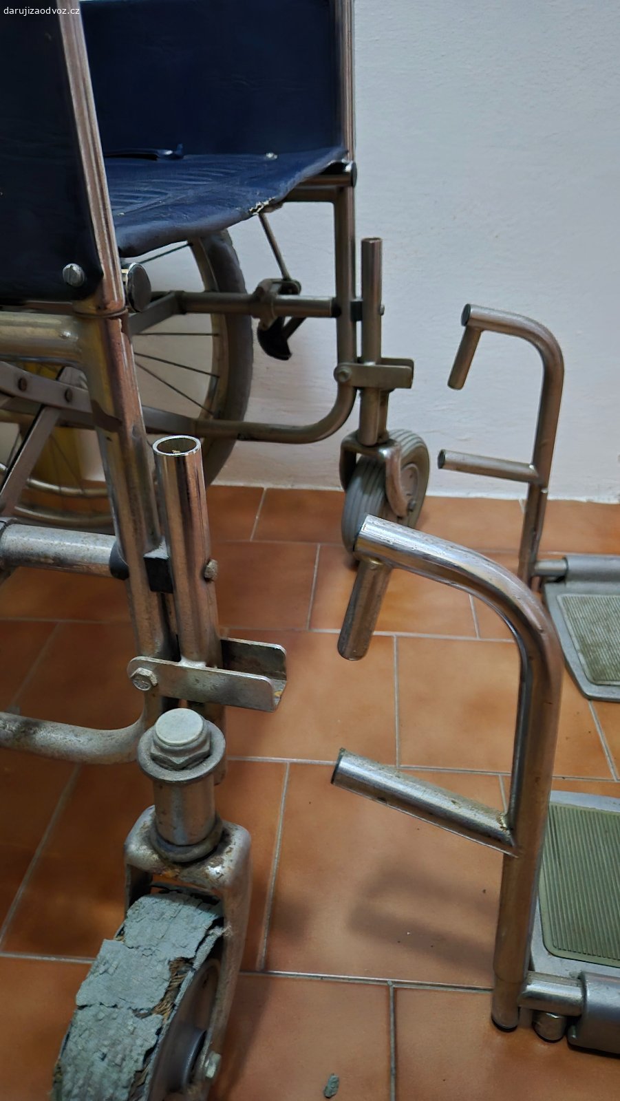 REZERVOVÁNO Skládací invalidní vozík za odvoz. Nálezový stav! (zpuchřelé pneu atd.)
Brzdy na obou stranách.
Šířka 70 cm, ve složeném stavu 30 cm.
Bez dopravy, pouze osobní předání v místě.