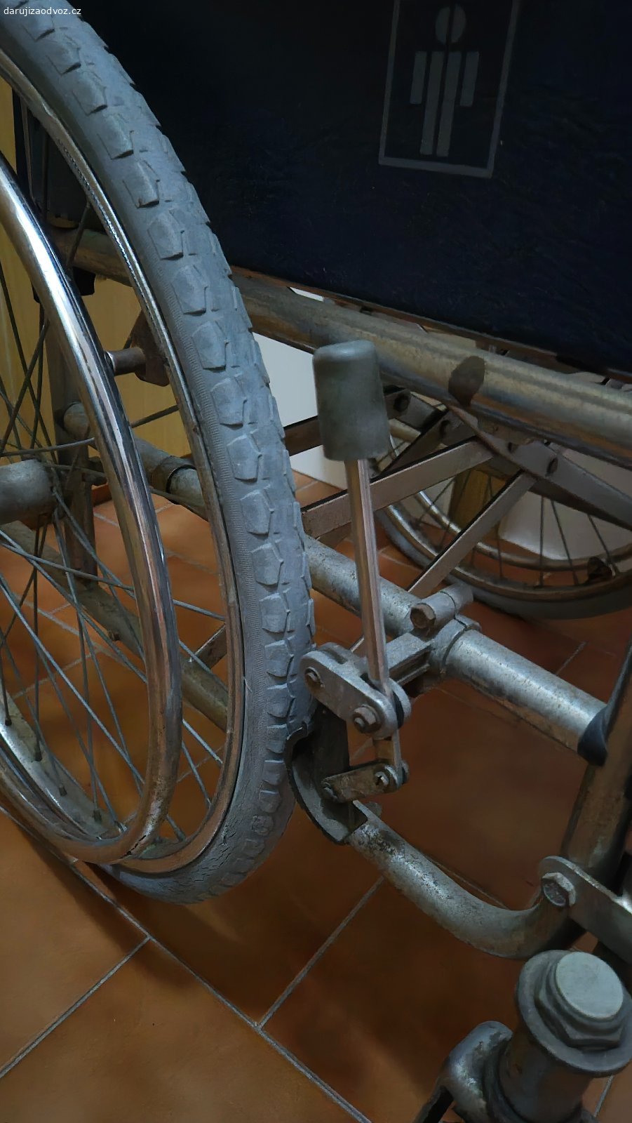 REZERVOVÁNO Skládací invalidní vozík za odvoz. Nálezový stav! (zpuchřelé pneu atd.)
Brzdy na obou stranách.
Šířka 70 cm, ve složeném stavu 30 cm.
Bez dopravy, pouze osobní předání v místě.