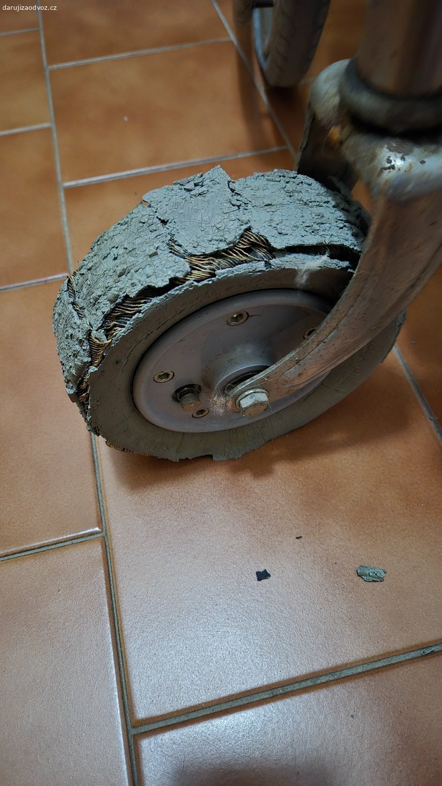 REZERVOVÁNO Skládací invalidní vozík za odvoz. Nálezový stav! (zpuchřelé pneu atd.)
Brzdy na obou stranách.
Šířka 70 cm, ve složeném stavu 30 cm.
Bez dopravy, pouze osobní předání v místě.