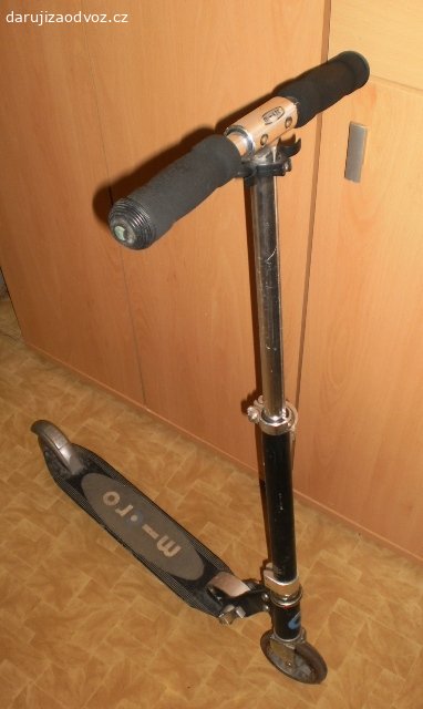 SKLÁDACÍ KOLOBĚŽKA. Je plně funkční, jen je potřeba ji utáhnout či opravit. Tyč na řídítka se hýbe v ohybu, kde se skládá a rukojeti nedrží na svém místě a při jízdě se pootočí.

Reaguji pouze na SMS, do které mi napište DEN a ČAS vyzvednutí. Upřednostním zájemce, který si věc vyzvedne co nejdříve.
