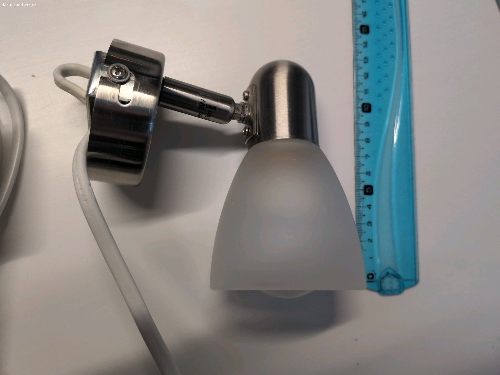 skleněná lampička s kovovým držákem. funkční lampička s vypínačem, 220V, se žárovkou, bílý kabel, skleněné stínítko z matného skla, kovový držák 
jen osobní vyzvednutí