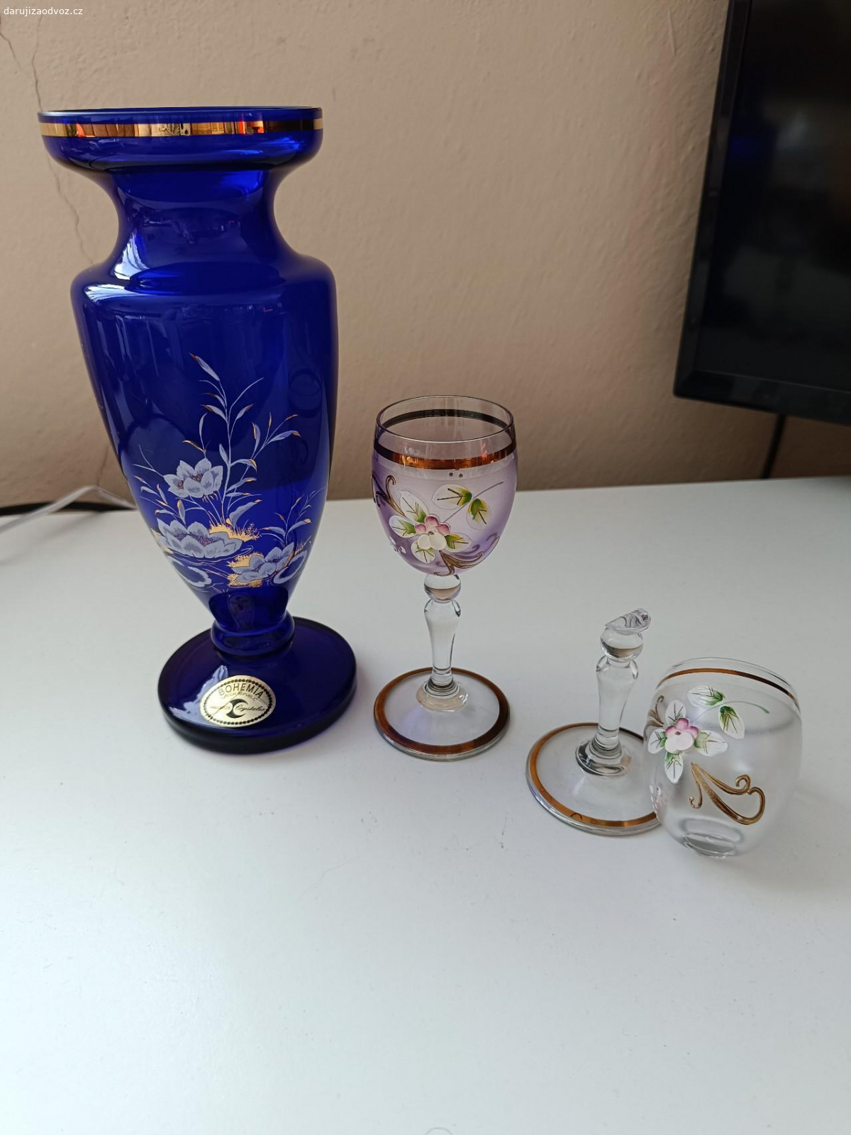Skleněná váza a skleničky. Daruji vázu z modrého skla + skleničky ( zlomená půjde lehce slepit ). Možno i poslat