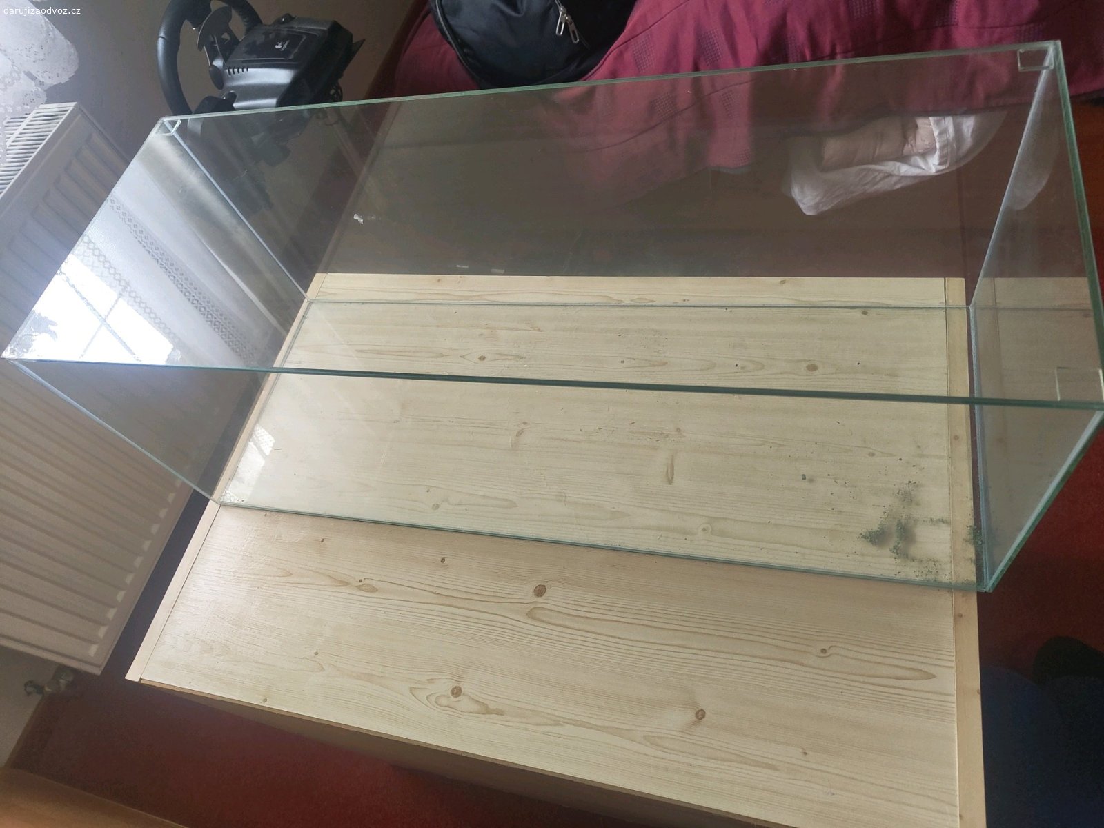 Skleněná vitrína s horním víkem. Originálně nejde o akvárium. Nevíme jestli těsní. Rozměry: 80x30x30 cm
