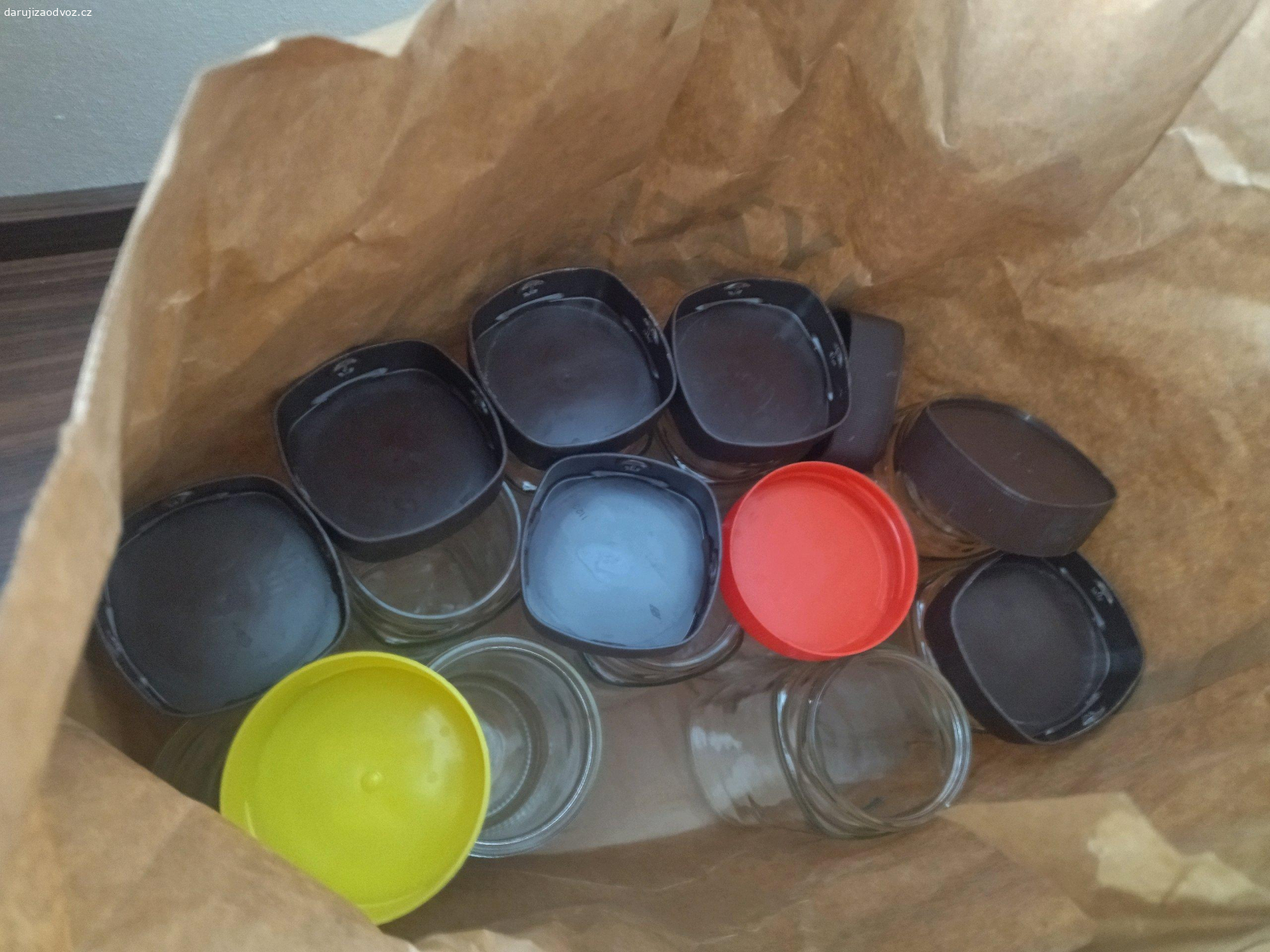 skleněné dózy od kávy. plná taška skleněných dóz s víky. Čisté, roky používané na mouku, cukr a tak.