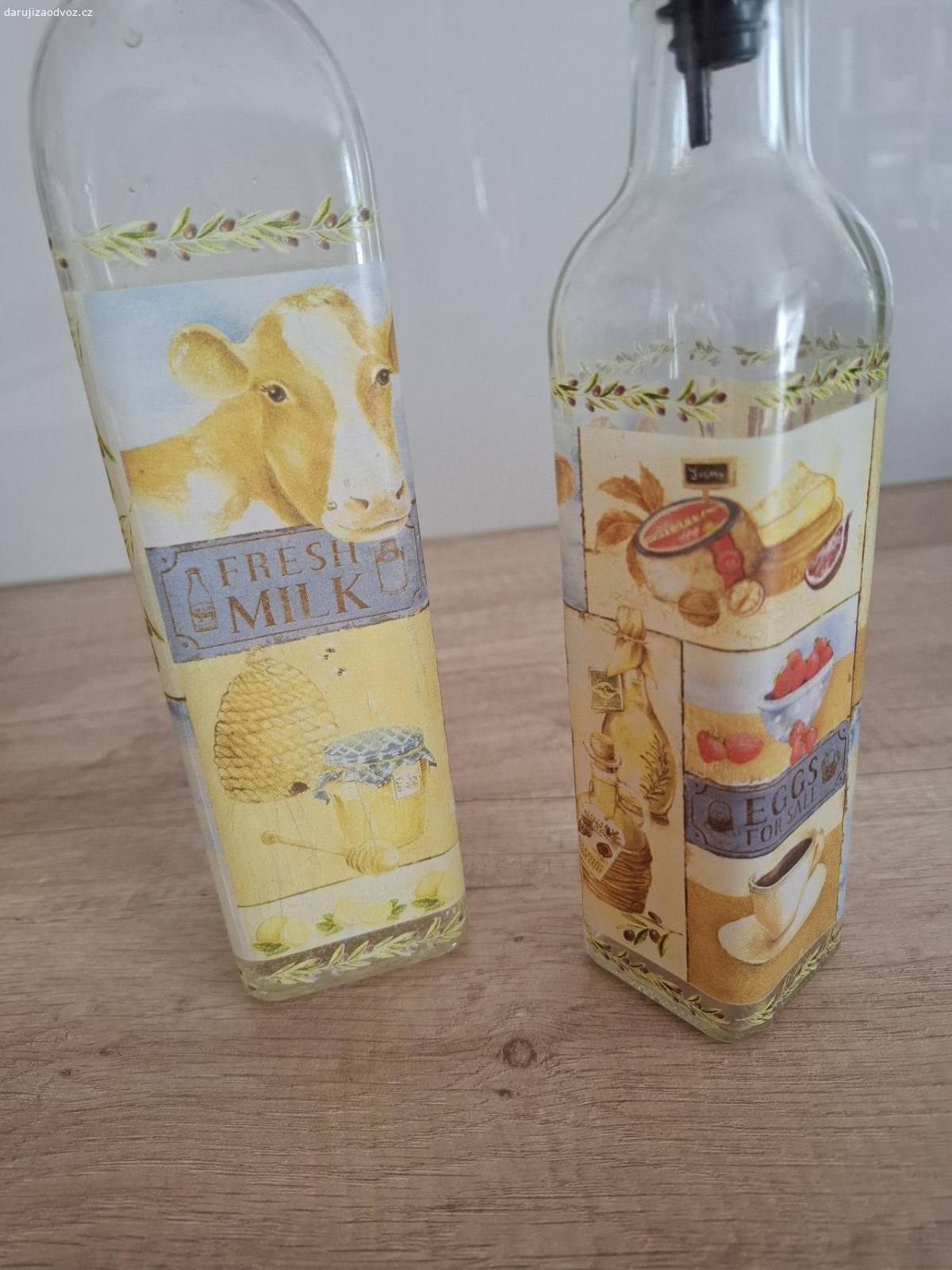 Skleněné lahve na olej či ocet. Vpořádku, nepoškozené. Menší a větší ve stejném designu. Nevyužijeme :)