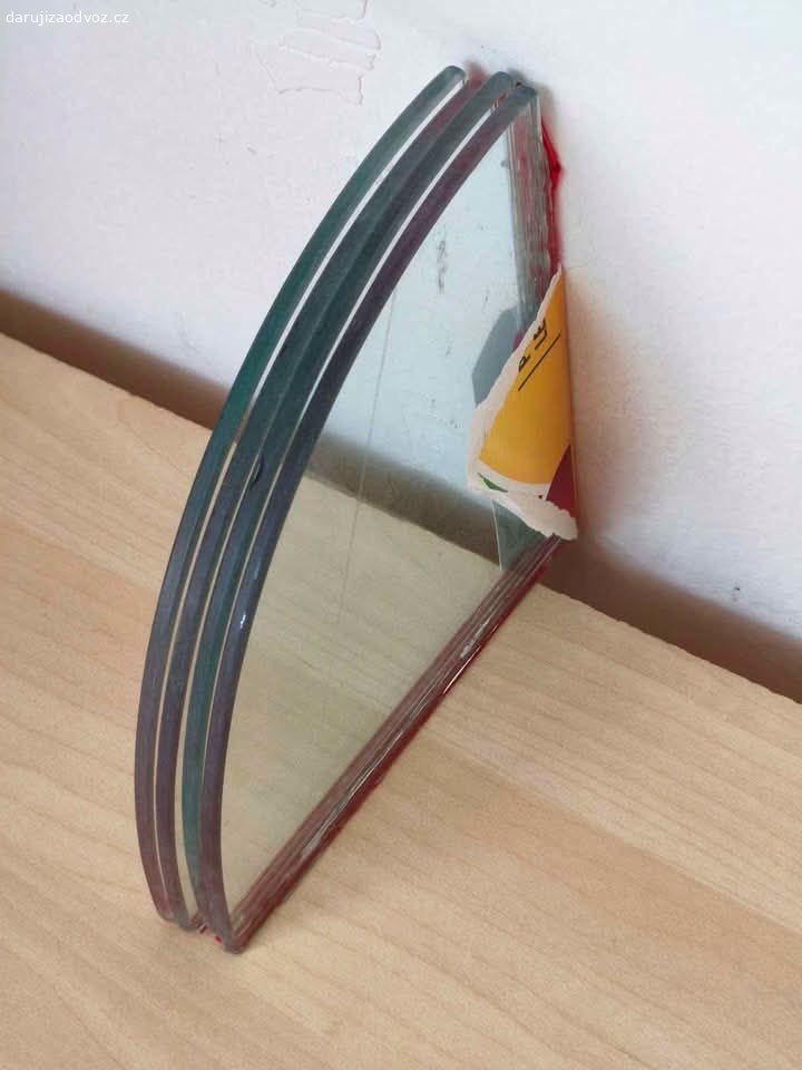 Skleněné poličky.. SKLENĚNÉ POLIČKY

Na míru řezané 4ks skla, poloměr 15cm.

Praha 10, Skalka, Uhříněveská

Vyměním za něco z vašich přebytků, případně daruji. Potřebuji uvolnit místo.