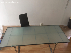 Skleněný jídelní stůl (6-8 osob)