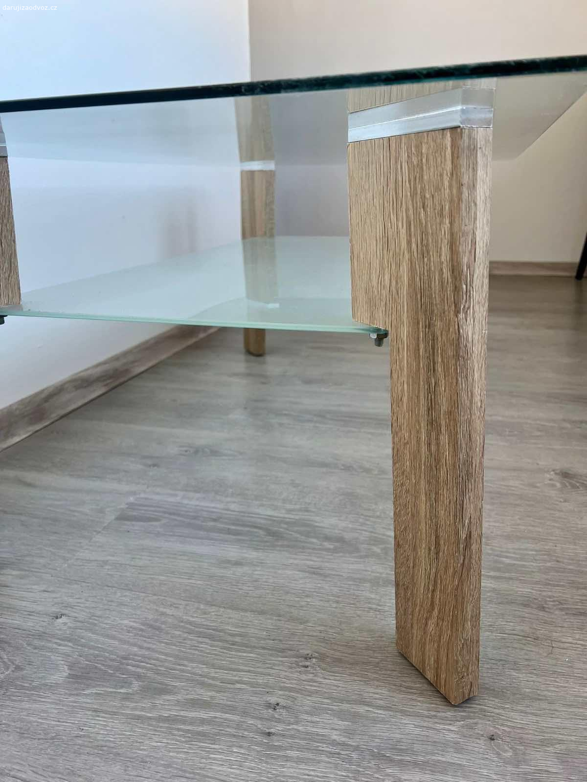 Skleněný konferenční stůl. Dobrý den,

 daruji za odvoz tento konferenční stolek. Stolek má pár škrábanců. 

Místo odvozu: Praha - Chýně, ulice Tichá

Skleneny stul: sirka: 110 cm, hloubka 60 cm, vyska: 42 cm