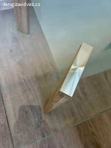 Skleněný konferenční stůl