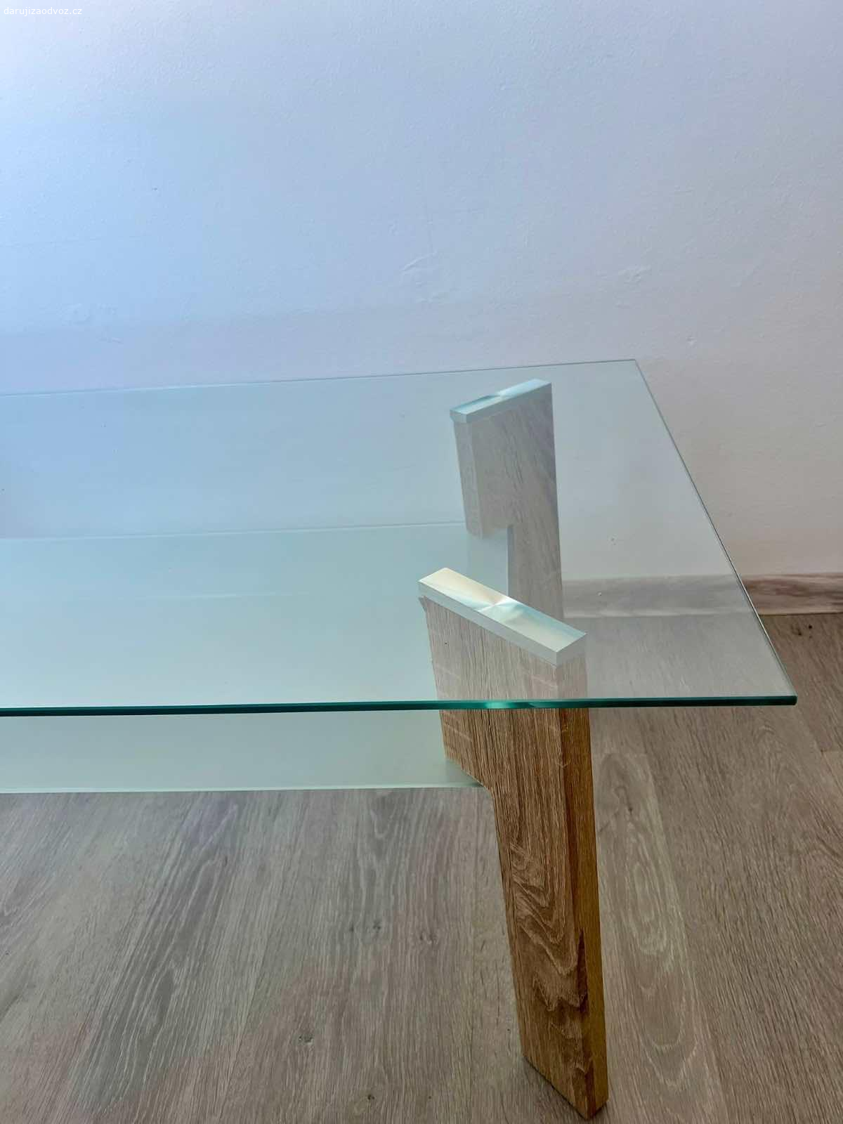 Skleněný konferenční stůl. Dobrý den,

 daruji za odvoz tento konferenční stolek. Stolek má pár škrábanců. 

Místo odvozu: Praha - Chýně, ulice Tichá

Skleneny stul: sirka: 110 cm, hloubka 60 cm, vyska: 42 cm