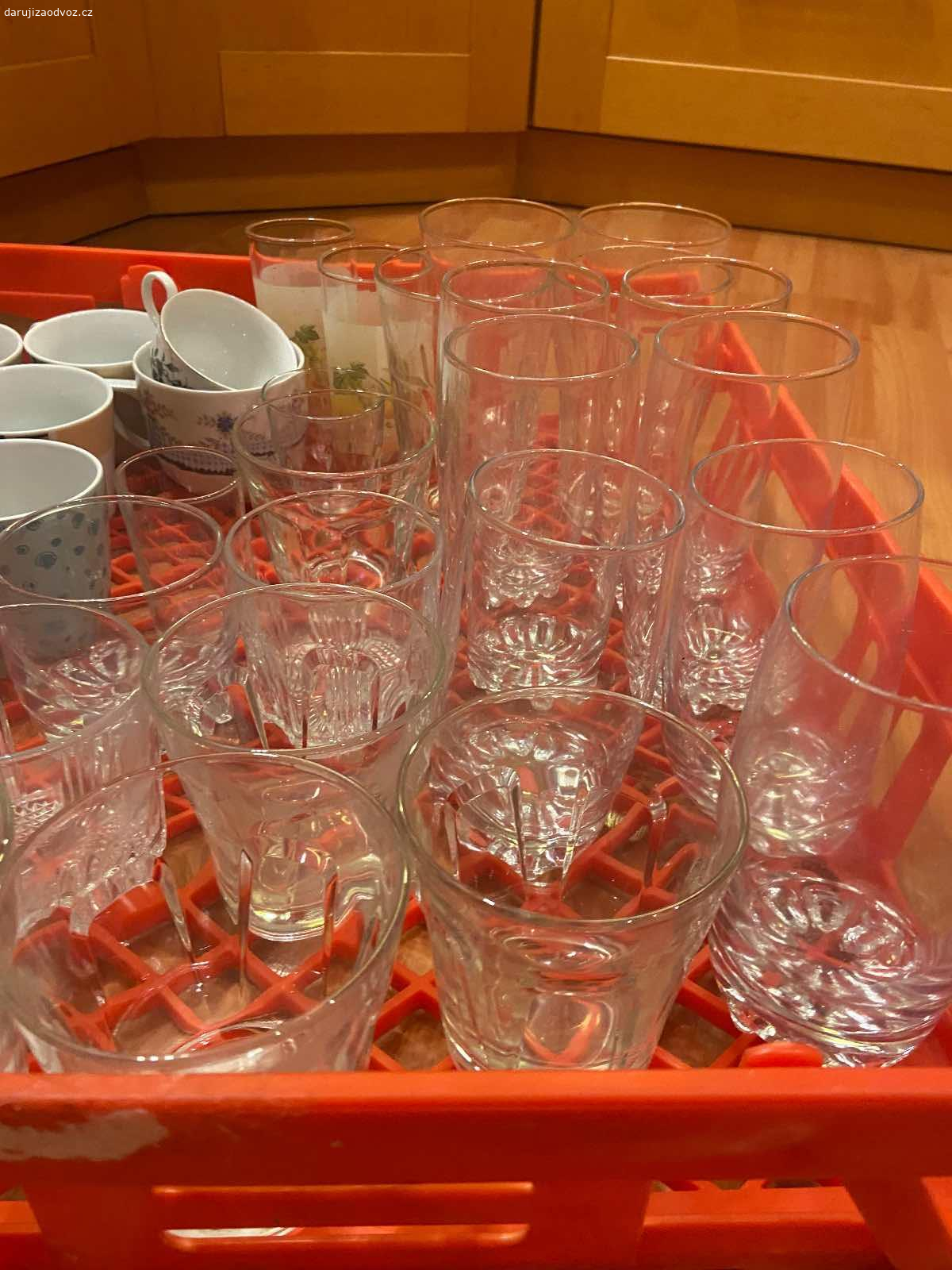 Sklenice a hrnky. Jsou v dobrem stavu, nektere sklenice maji film