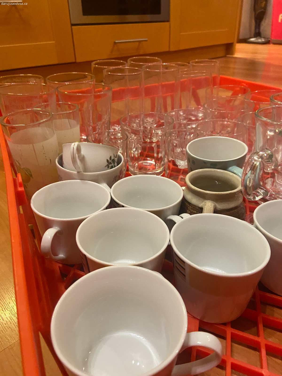 Sklenice a hrnky. Jsou v dobrem stavu, nektere sklenice maji film