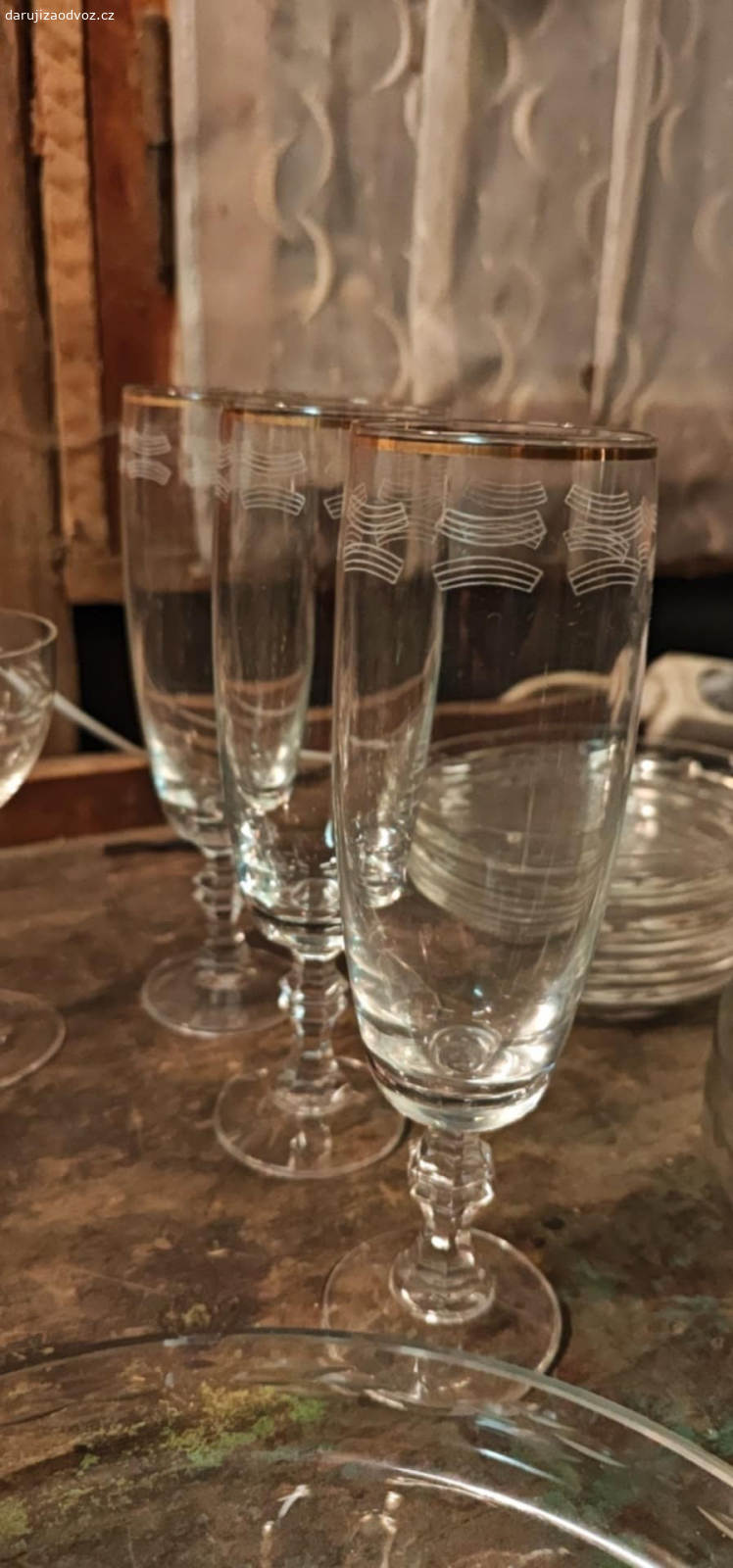 sklenice, misky. bez prasklin a zřejmě nepoužívané