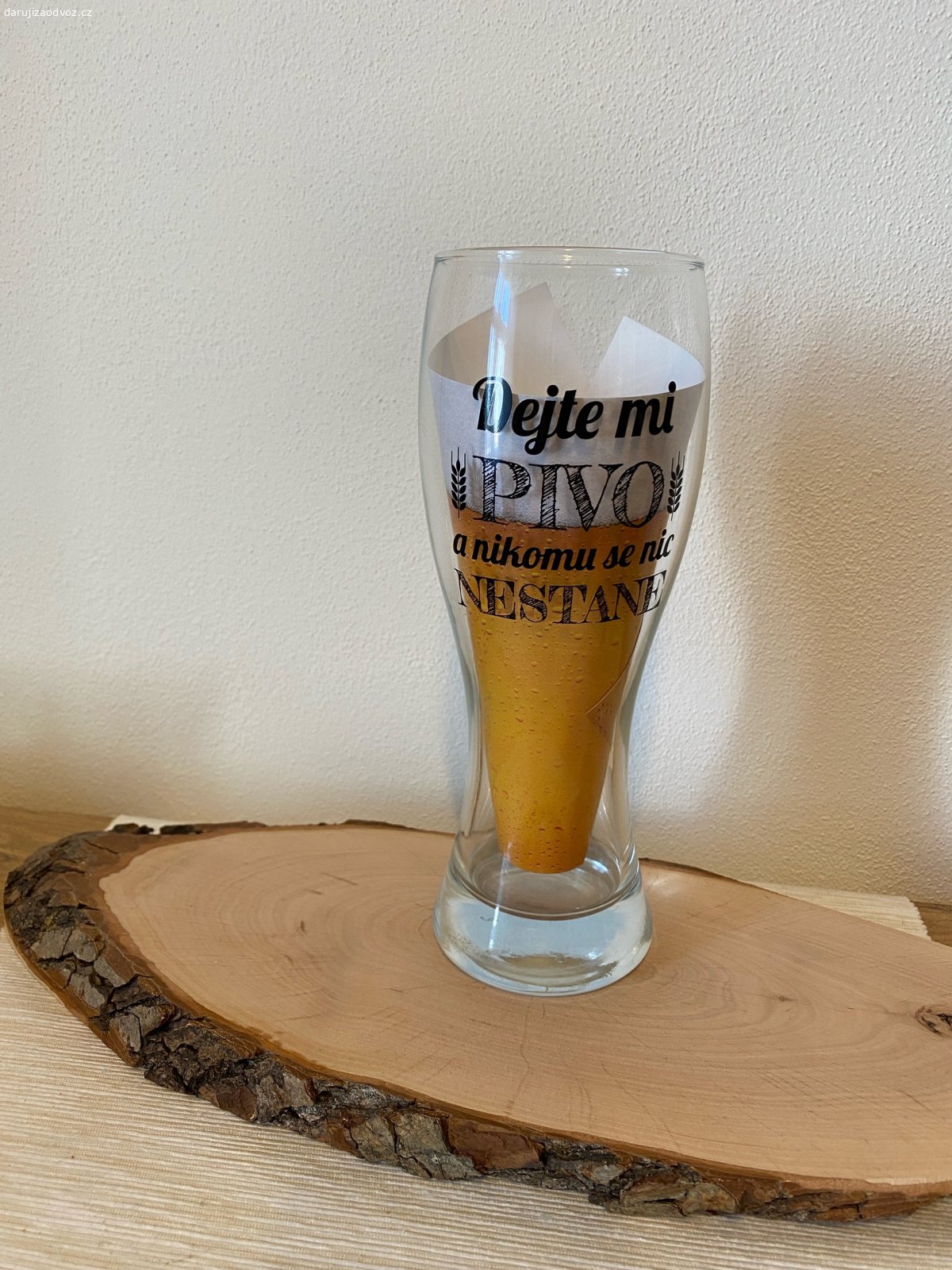 Sklenice na pivo. Skleněné, 500ml
První - včetně dárkové krabičky, s nápisem “Dejte mi pivo a nikomu se nic nestane “
Druhá - bez nápisu, na druhé fotce naplněná šťávou, aby vyniklo, že vypadá jako obrácená lahev od piva