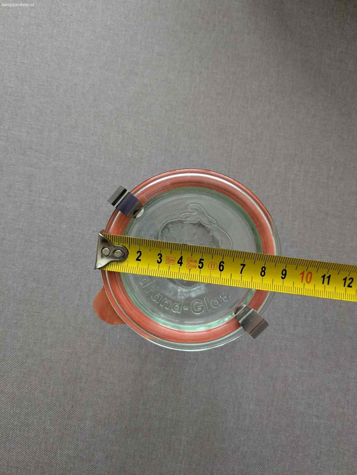 Sklenice od svíčky; 8,5 cm v průměru. Předání ideálně na metru B - Lužiny nebo na trase Lužiny - Křižíkova.

Pokud máte zájem, pište rovnou kdy můžete vyzvednout - bez tohoto údaje NEODPOVÍDÁM. Děkuji za pochopení.

Hořká čokoláda výměnou potěší, ale není podmínkou.