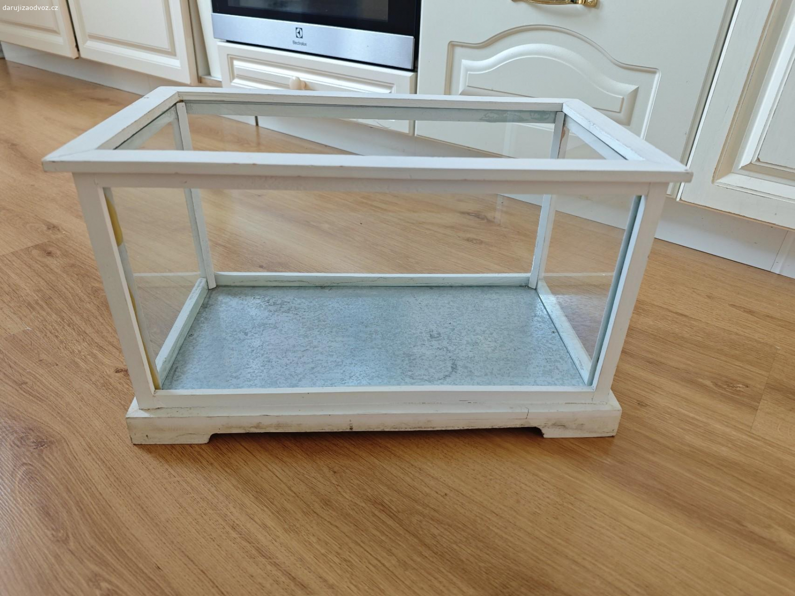 skleníček. Skleníček 45,5 x 26cm, na rostliny živé nebo umělé, na kameny apod. Hodí se na vytváření malých kompozic. Skleník ve stylu Provence. Dřevěná konstrukce, boky tvoří skleněné tabulky. Krásný kousek.
Za balení dětských vitamínů Rakytníček (běžně dostupné v lékárnách).