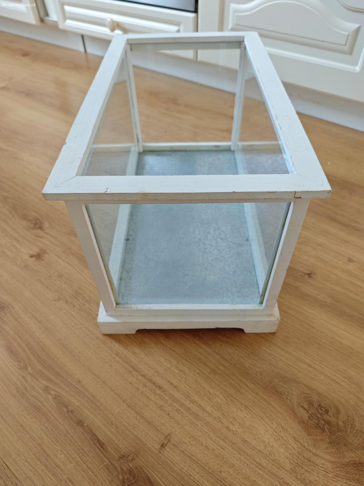 skleníček. Skleníček 45,5 x 26cm, na rostliny živé nebo umělé, na kameny apod. Hodí se na vytváření malých kompozic. Skleník ve stylu Provence. Dřevěná konstrukce, boky tvoří skleněné tabulky. Krásný kousek.
Za balení dětských vitamínů Rakytníček (běžně dostupné v lékárnách).