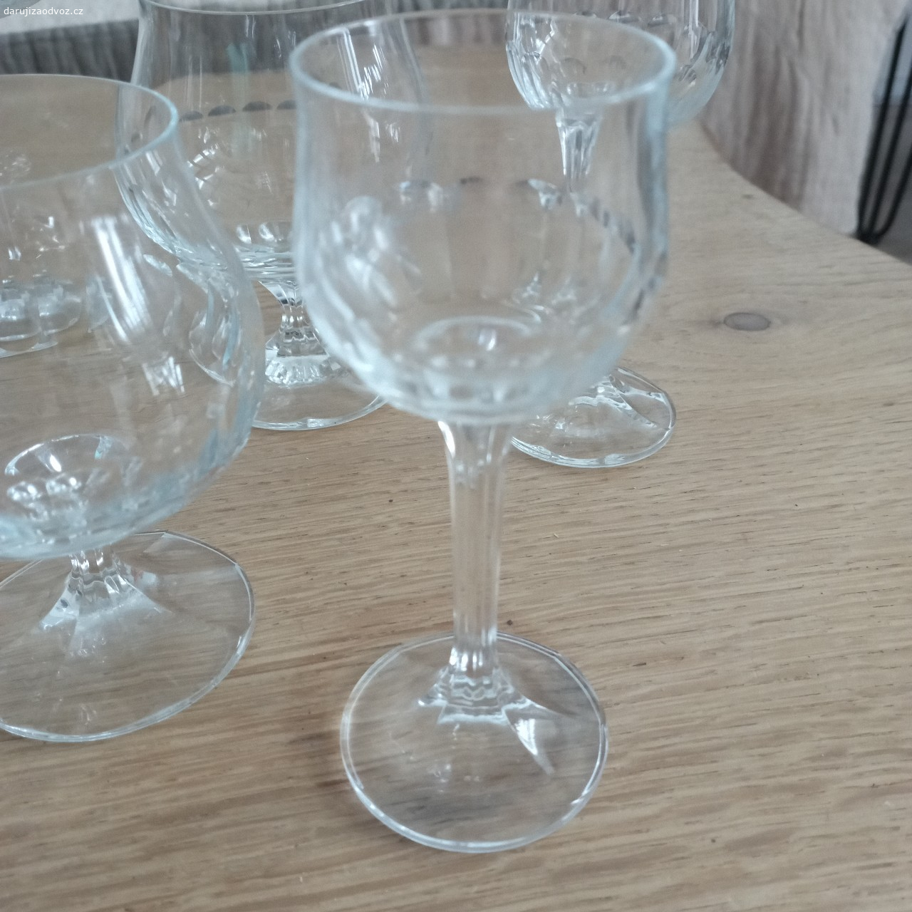 Sady - Sklenice 3x 6ks. Dám za kytičku nebo jinou drobnost 3x 6ks skleniček na šampaňské,koňak a likér (celé tři sady po šesti). Nepište email,pište SMS nebo rovnou volejte.