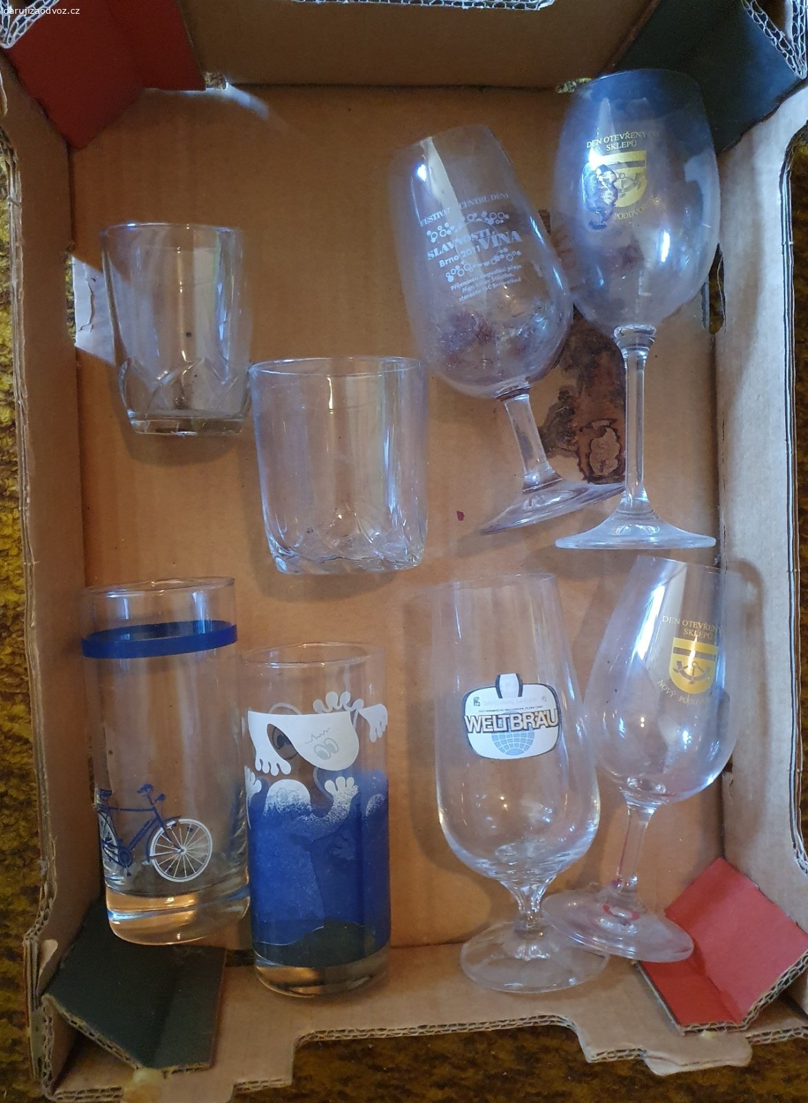 Skleničky na víno a jiné (8 ks). Vše - viz druhé foto. Za odvoz. Nutno umýt, nálezový stav "půdní".