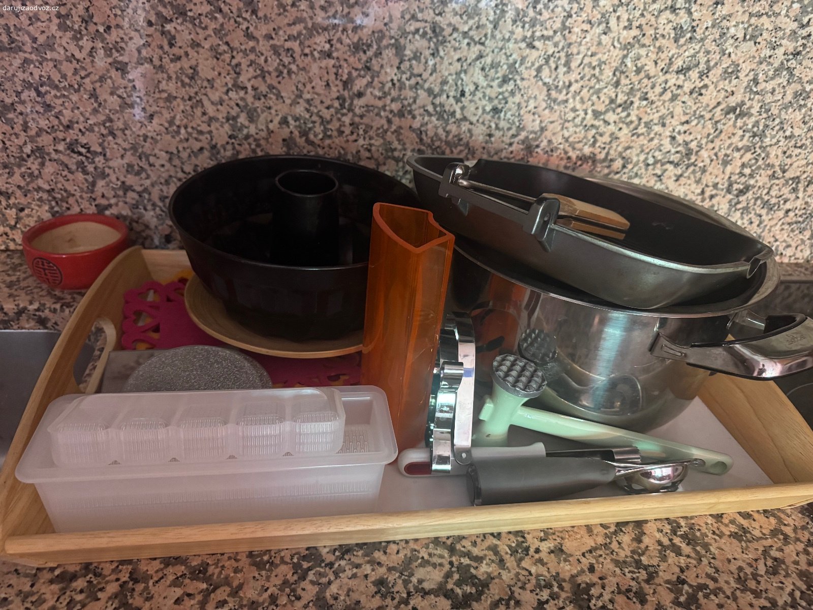 Sklo, nadobi, mixer, vybaveni kuchyne. Daruji za odvoz sklenice, hrnky, mixer - dle foto