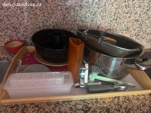 Sklo, nadobi, mixer, vybaveni kuchyne