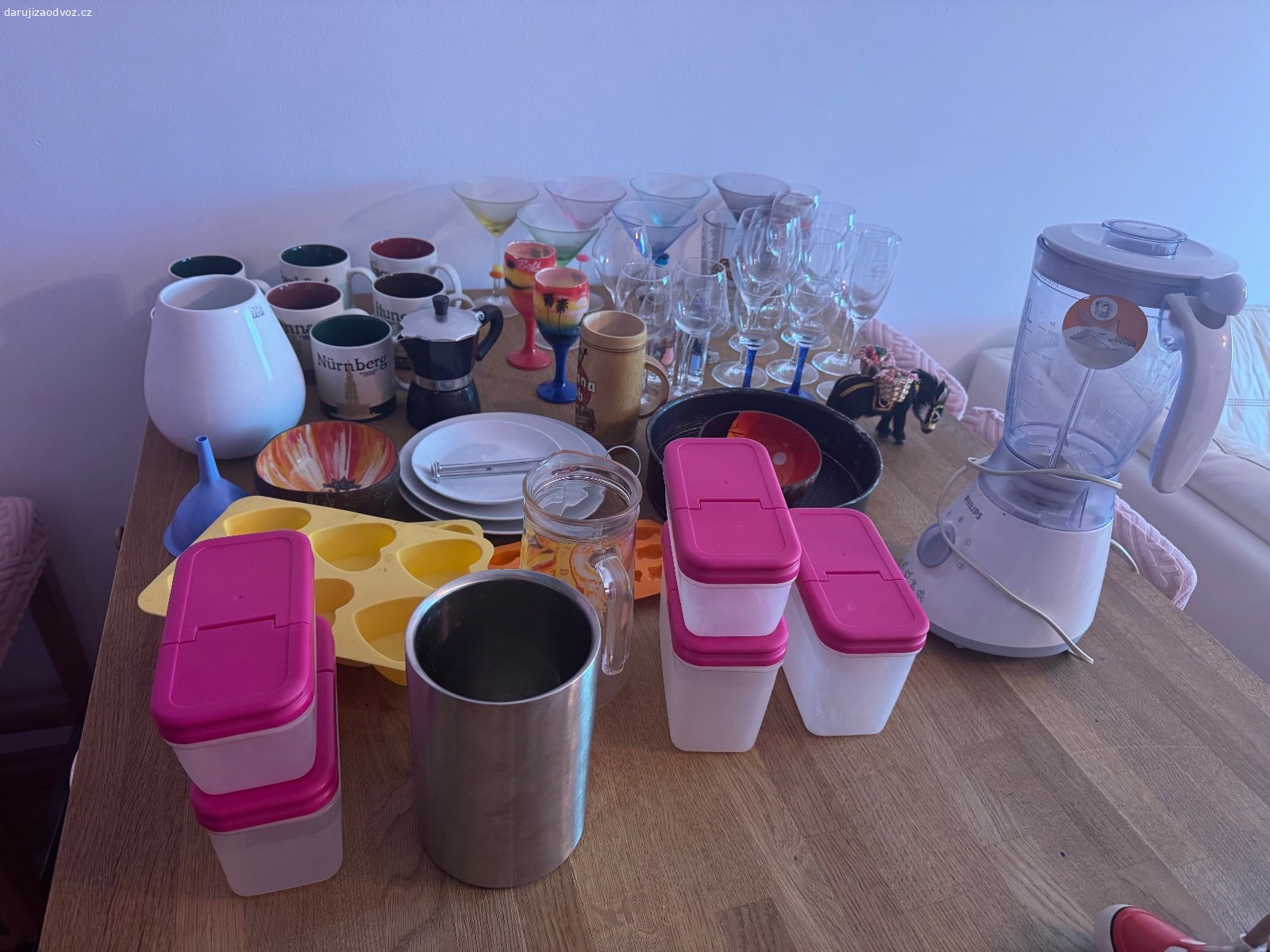 Sklo, nadobi, mixer, vybaveni kuchyne. Daruji za odvoz sklenice, hrnky, mixer - dle foto