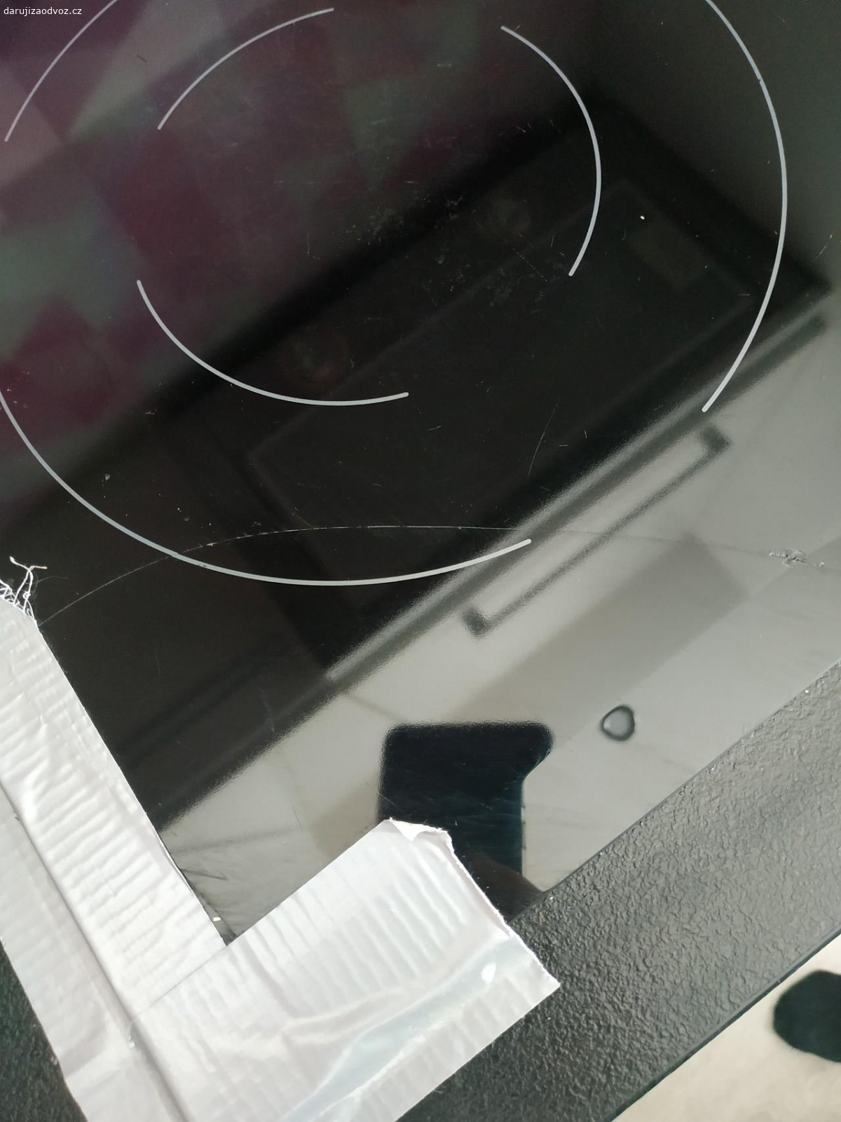 Sklokeramická deska na díly. Nabízím na náhradní díly sklokeramickou desku Elektrolux EHF6241FOK. Má prasklé sklo viz foto, ale všechny cívky funkční. V případě zájmu pište prosím SMS.