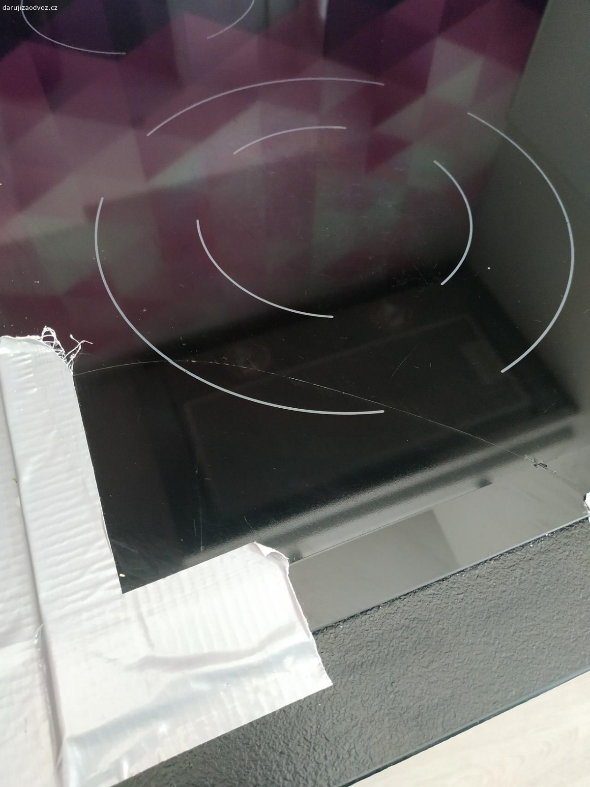 Sklokeramická deska na díly. Nabízím na náhradní díly sklokeramickou desku Elektrolux EHF6241FOK. Má prasklé sklo viz foto, ale všechny cívky funkční. V případě zájmu pište prosím SMS.