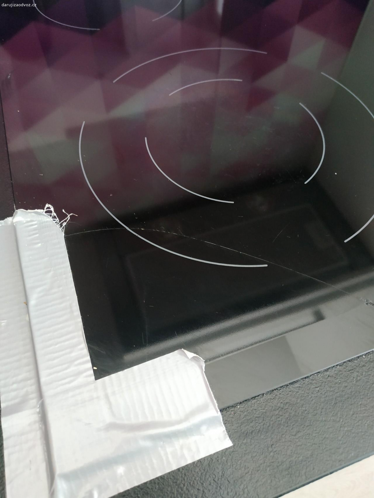 Sklokeramická deska na díly. Nabízím na náhradní díly sklokeramickou desku Elektrolux EHF6241FOK. Má prasklé sklo viz foto, ale všechny cívky funkční. V případě zájmu pište prosím SMS.