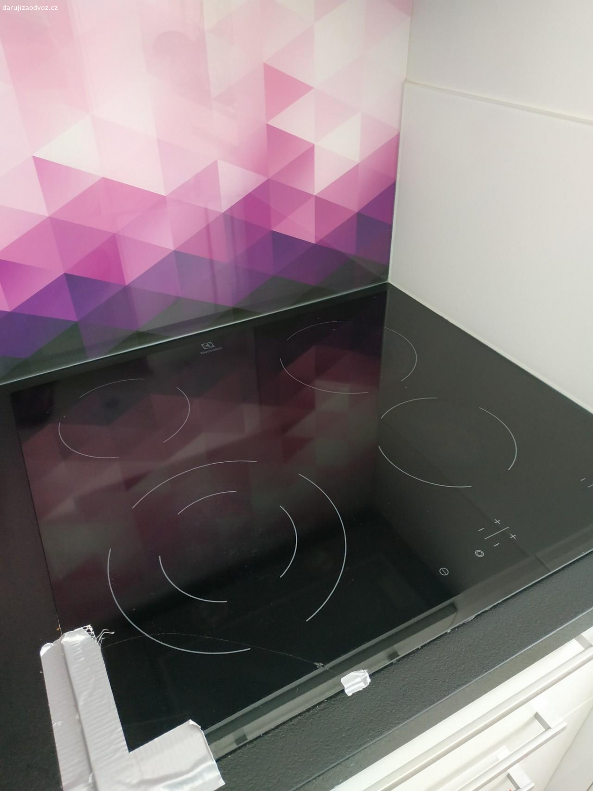 Sklokeramická deska na díly. Nabízím na náhradní díly sklokeramickou desku Elektrolux EHF6241FOK. Má prasklé sklo viz foto, ale všechny cívky funkční. V případě zájmu pište prosím SMS.