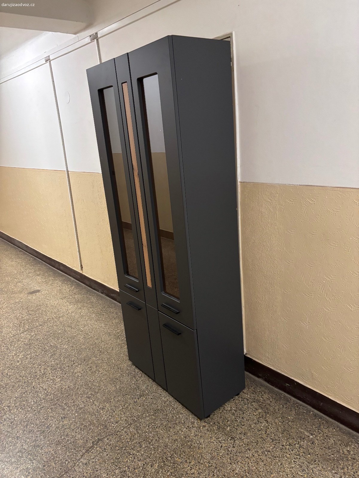 Skřiñ za odvoz. Za odvoz novou, nepoužitou skříň s policemi – stav odpovídá fotografii.
80cm x 200cm x 37cm. Osobny odběr, Praha Letñany