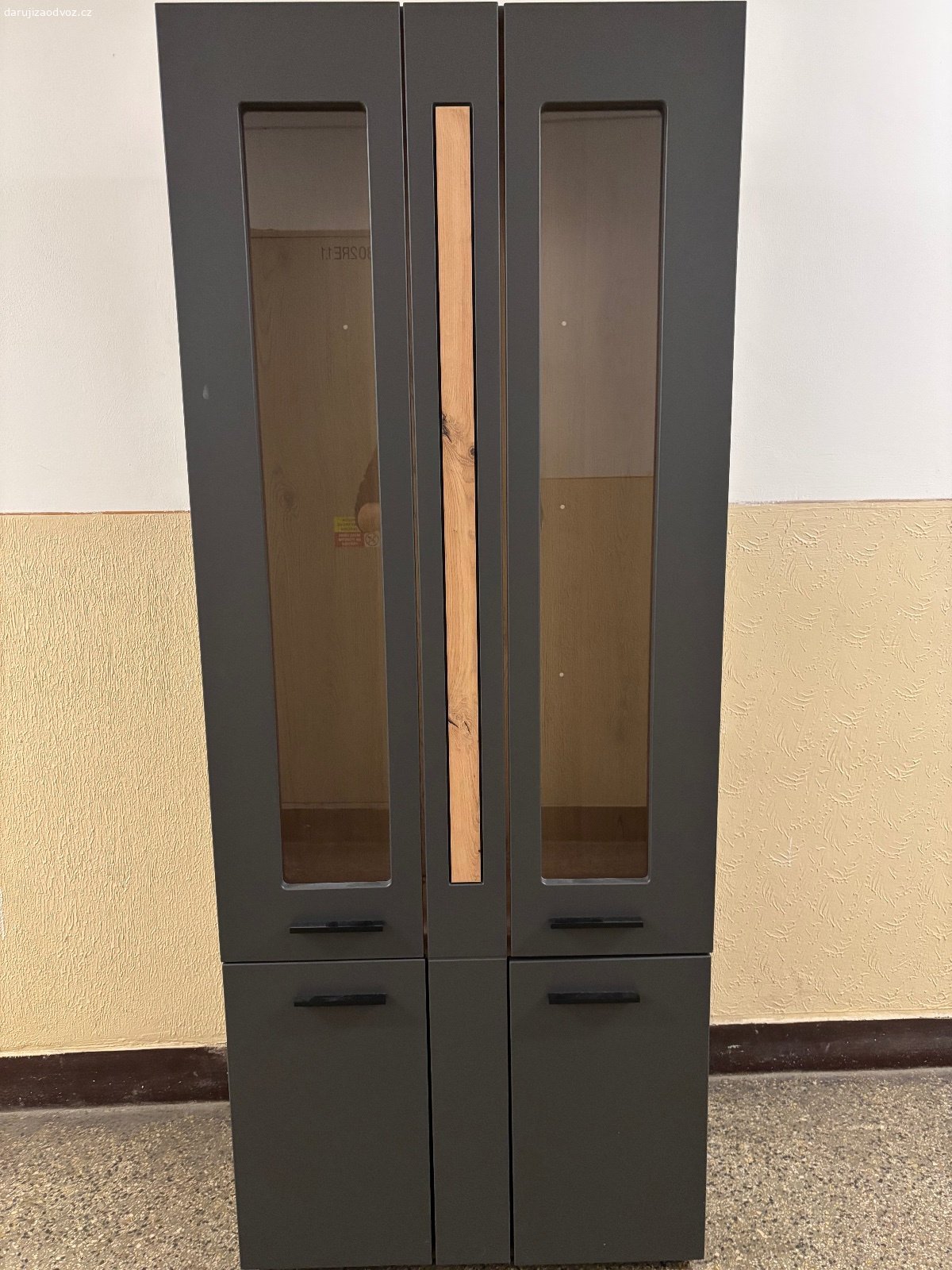 Skřiñ za odvoz. Za odvoz novou, nepoužitou skříň s policemi – stav odpovídá fotografii.
80cm x 200cm x 37cm. Osobny odběr, Praha Letñany